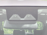 【プリクラッシュセーフティ】前方の車両等を検知し、衝突しそうな時は警報で注意を促し、ブレーキを踏む力をサポート。ブレーキを踏めなかった場合は衝突被害軽減ブレーキが作動、衝突回避をサポートします。