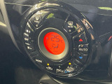 【オートエアコン】一度お好みの温度に設定すれば、車内の温度を検知し風量や温度を自動で調整。暑い&hellip;寒い&hellip;と何度もスイッチ操作をする必要はありません。快適な車内空間には必須の機能ですね♪