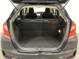 ラゲッジも広く使いやすいトランクは、開口部も広く荷物の積み下ろしもしやすいお車となっております。リアシートの背もたれは6:4の割合で分割して可倒できるので、長いお荷物などを載せることもできます。