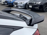 【OPテールゲートスポイラー】スポーツカーらしさがグッと引き立つ大型リヤスポイラーを装着♪高速走行時のスタビリティ(走行安定性)向上に役立ちます。