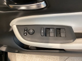 電動格納式リモコンドアミラーと、パワーウィンドウスイッチ等は運転席ドアにあります。