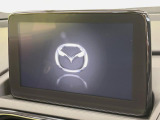【マツダコネクトナビ】車内の雰囲気にマッチした一体型タイプのナビ。各種車輌設定やBluetooth再生等、様々な機能が楽しめます。直感的なダイヤル操作が可能で、使い勝手も良好です。