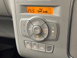 【オートエアコン】一度お好みの温度に設定すれば、車内の温度を検知し風量や温度を自動で調整。暑い&hellip;寒い&hellip;と何度もスイッチ操作をする必要はありません。快適な車内空間には必須の機能ですね♪