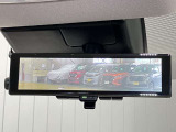 【インテリジェント ルームミラー】車両後方のカメラ映像をミラー面に映し出すので、車内の状況や、天候などに影響されずいつでもクリアな後方視界が得られます!