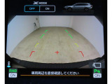 ■リヤビューカメラの映像です。ステアリング連動ガイドラインが、後退時の予想進路を表示し、運転のサポートを致します。