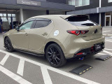 左後方からのビューです、ガソリンの給油口は左側にあります!