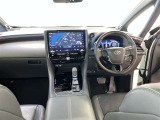 運転席周りのレイアウトをご覧ください。ナビゲーションが綺麗に装着されすっきり収まってますね!