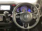 【ハンドル】運転にかかわる様々な操作を安全に行えるように視点移動が少なく操作性に配慮されたスイッチ類が凝縮されたコックピットです。