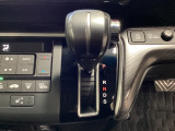 CVT車のセレクトレバーです。低速から高速まで、変速ショックのないスムーズな走りを実現するとともに、エンジン効率のよい領域を維持することで燃費にも貢献します。