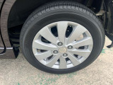 タイヤ残り溝が1.6mmになる目安として「スリップサイン」が設けられています。この車はまだまだ残ってますので、安心してお乗り頂けます!