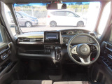 【インパネ周り】広々とした視界性の良い運転席です。ゆったりとした快適な乗り心地で運転できます。インテリアカラーはブラック。漆黒に映えるクロームメッキの輝きが上質さを演出をしました。