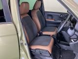フロントは運転席と助手席が別々の広々としたセパレートシート、運転席は高さを調整できるハイトアジャスター付きでちょうどいいドライビングポジションに調整できます
