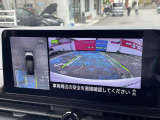 車を真上から見ているように、周囲の状況を把握しながら安心して駐車が行えるアラウンドビューモニター装備!