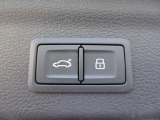 オートマチックテールゲートは運転席・リモコンからも操作可能です。高さの設定も自由に出来ます。