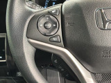 ステアリングにオーディオ操作スイッチが付いています。オーディオ画面に直接タッチしなくても操作が出来ますので、運転に集中できます。