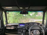 フロントガラスが大きく、ワイドな視界で運転もしやすくなるように設定されています。日差しをカットしながら、身だしなみもチェックできます。鏡付きサンバイザーで一石二鳥。