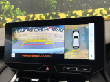 【パノラミックビューモニター】専用のカメラにより、上から見下ろしたような視点で360度クルマの周囲を確認することができます☆死角部分も確認しやすく、狭い場所での切り返しや駐車もスムーズに行えます。