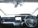 運転を気分よく楽しむための工夫のひとつとして、高い剛性をもたせた極細フロントピラーを採用。 前方の死角を減らし、交差点などでの安心感を高める、良好な視界にこだわりました。