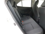 後部座席にもモケットが使用されており長時間の乗車でも快適に過ごせます。