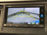 リバースギアに入れるだけで後方の表示へ切り替わります。夜間や雨の日の駐車も楽になりますよ。