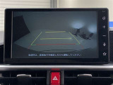 こちらのバックカメラは画面にラインが表示されておりますので、バック持のクルマの進行方向の目安になります。より高いレベルで車庫入れをサポートする、便利な機能ですね。