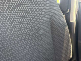 助手席には小さな汚れがあります。