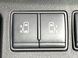 【両側パワースライドドア】スマートキーや運転席のスイッチで後席両側スライドドアの開閉が可能♪電動だから力を入れてドアを開ける必要が無く、小さなお子様でも簡単に開け閉めでき快適です♪