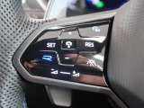 ◆クルーズコントロールにレーダーセンサーを組み合わせ、先行車を測定し設定されたスピードを上限に自動で加減速を行います。一定の車間距離を維持することで、長距離走行でのドライバーの疲労を低減させます。