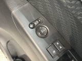 狭い駐車場で便利な電動格納ドアミラーが付いています。