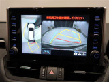 パノラミックビューモニター付きです。車両を上から見たような映像をディスプレイオーディオ画面に表示。運転席からの目視だけでは見にくい、車両周辺の状況をリアルタイムでしっかり確認できます。