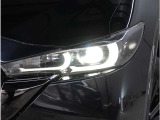 【LEDヘッドライト】悪天候や夜間走行時も良好な視界を確保し安心して運転できる高輝度LEDヘッドライトを装備。明るい上に点灯速度が早く消費電力も抑えられています。
