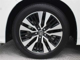 専用18インチアルミホイール(切削光輝+ブラック塗装)が装着されています。タイヤサイズ235/50R18