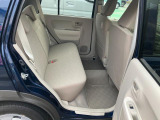 リヤシートも全車消毒済み。足元も軽とは思えない広さがあります。ドアには小物を収納できる便利な【リヤポケット】付。