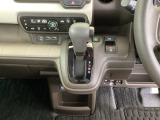 足元スッキリ、インパネシフトです。パーキングブレーキは電子制御パーキングブレーキタイプなので、運転席と助手席の間がスッキリしています。