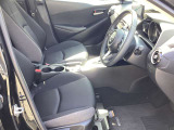 正しい姿勢で運転できるように体幹の腰部をしっかりささえるようデザインされているシートです。素材、シート形状を研究することでフィット感を高めつつ、優れた快適性を実現しています。