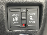 【両側パワースライドドア】スマートキーや運転席のスイッチで後席両側スライドドアの開閉が可能♪電動だから力を入れてドアを開ける必要が無く、小さなお子様でも簡単に開け閉めでき快適です♪