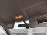 サンバイザーの裏には小型のミラーがあり、身だしなみのチェックも簡単です。