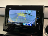 リバースギアに入れるだけで後方の表示へ切り替わります。夜間や雨の日の駐車も楽になりますよ。