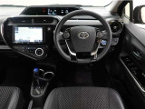 フロントSRSエアバッグは車両前方から乗員が重大な傷害を受けるおそれのある大きな衝撃を受けた場合に作動し、シートベルトが身体を拘束する働きと併せて前席乗員の頭部や胸部などへの衝撃をやわらげる装置です。