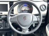 インテリアに合わせたデザインのステアリングは、運転される方のことも考え、運転しやすい形状、大きさです。是非一度、実際に触ってお確かめください。