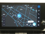 ディスプレイオーディオ(コネクティッドナビ対応)PLUS搭載。T-Connectご契約で2030年4月まで無償で利用できるナビ(期限到来後は有償)と、解約後も利用できる車載ナビが搭載されています。