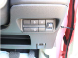 ステアリングヒーターのスイッチが運転席正面右下にございます。スイッチONで冷えた手も温まるので、冬の運転にうれしい快適装備ですね(*^^*)  アイドリングストップは燃費の向上をアシストします。