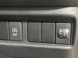 【アイドリングストップ】赤信号や渋滞で停車した際にエンジンを停止し、無駄な燃料の消費を抑えます。燃費向上や環境保護につなげる機能♪エンジンはブレーキを離せば再始動します。