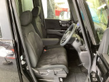 フロント広々、ベンチシートの運転席は、ハイトアジャスターが付いているので、快適にドライブができます。ハンドルはチルトステアリングで、ハンドル位置を上下に調節できます。