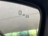 【ブラインドスポットワーニング】走行中、ドアミラーの死角になりやすい箇所に後続車が接近するとサイドミラー付近に警告を表示、ドライバーに注意喚起をしてくれます。