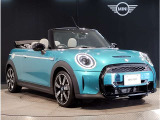 MINIのフロントグリルのデザインはイギリスで生まれた当初から、シルバーのサイドバーが折り重なった伝統的なデザインで御座います。その伝統はBMWのお車になってからでも少しずつ形を変えて守られております