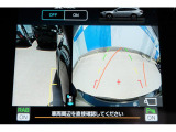 バックギアに入れるとバックカメラの映像がナビに映ります。障害物までの距離もわかりやすいです。