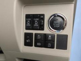 電子カードキーをポケットやバッグの中に入れておいたままでも、ブレーキを踏みながらボタンを押すだけで、スマートにエンジンスタートできます♪