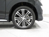アルミホイールを装備、タイヤサイズは165/55R15です。