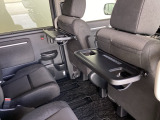 折りたたみ式のシートバックテーブルは限られた空間を有効活用。車内の家族時間をもっと快適に。休憩時のちょっとした小物置に使える、前席背面の格納式テーブルが付いています。